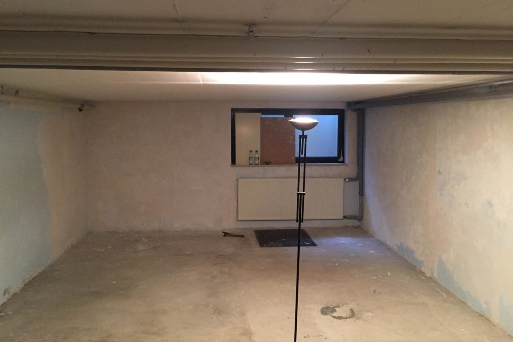Indirektes Licht bei niedriger Decke im Keller
